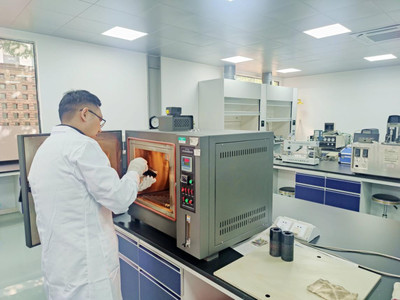 新粵公司技術人員推進道路瀝青新材料研發，助力交通基建創新